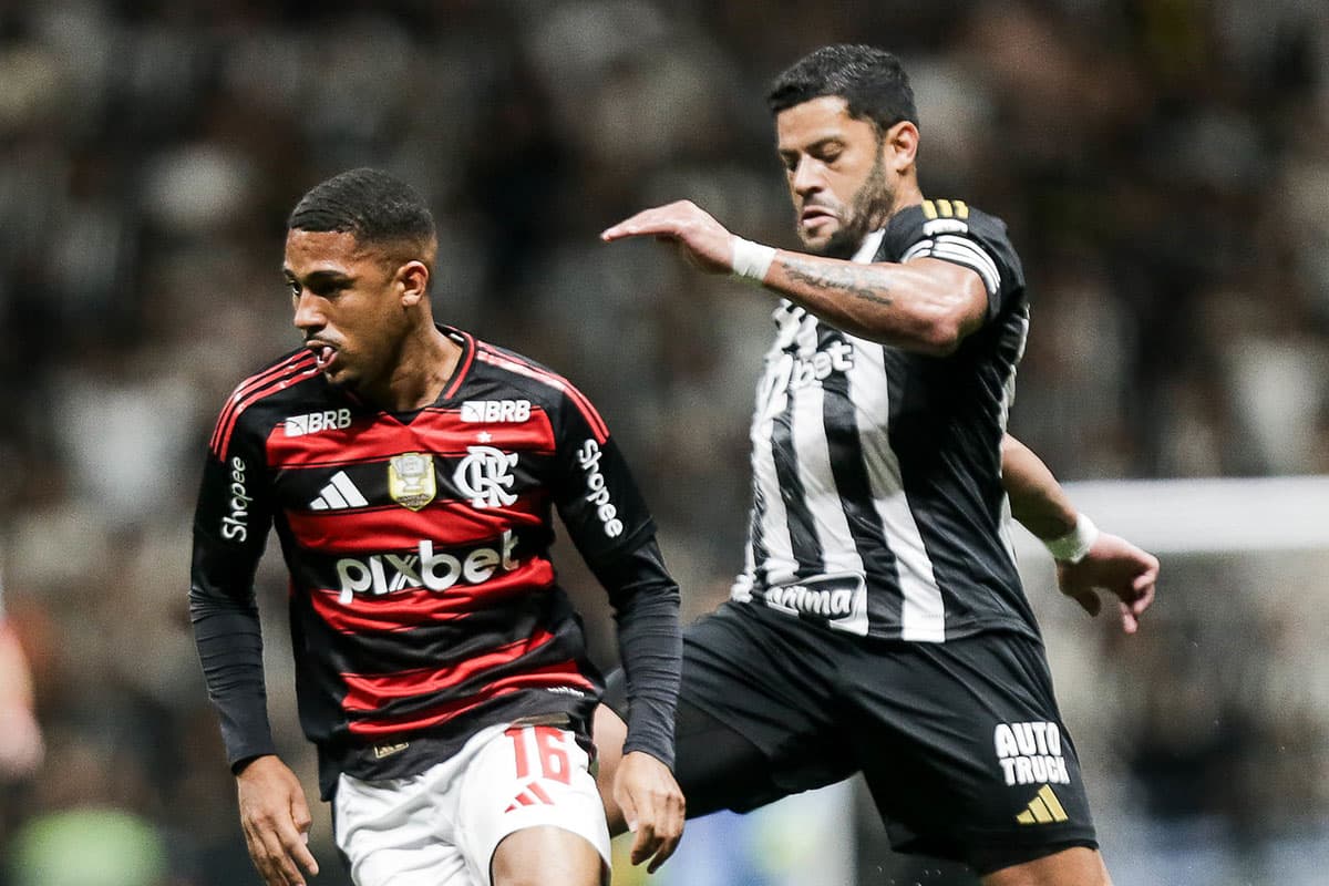 Samuel em ao lado de Hulk durante Atlético-MG x Flamengo