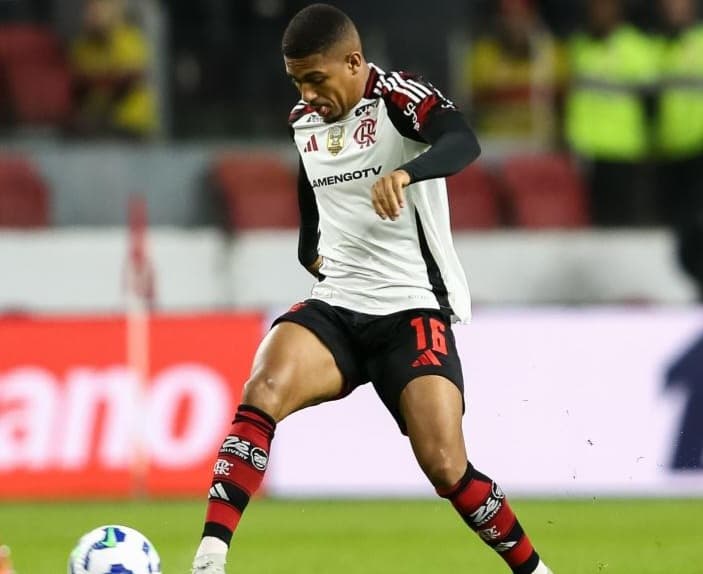 Samuel Lino no momento exato de um passe durante o jogo entre Flamengo e Internacional na Libertadores