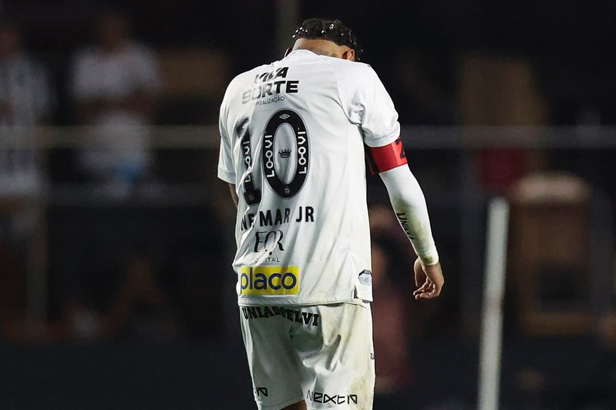 Neymar sai de campo chorando após derrota de goleada para o Vasco