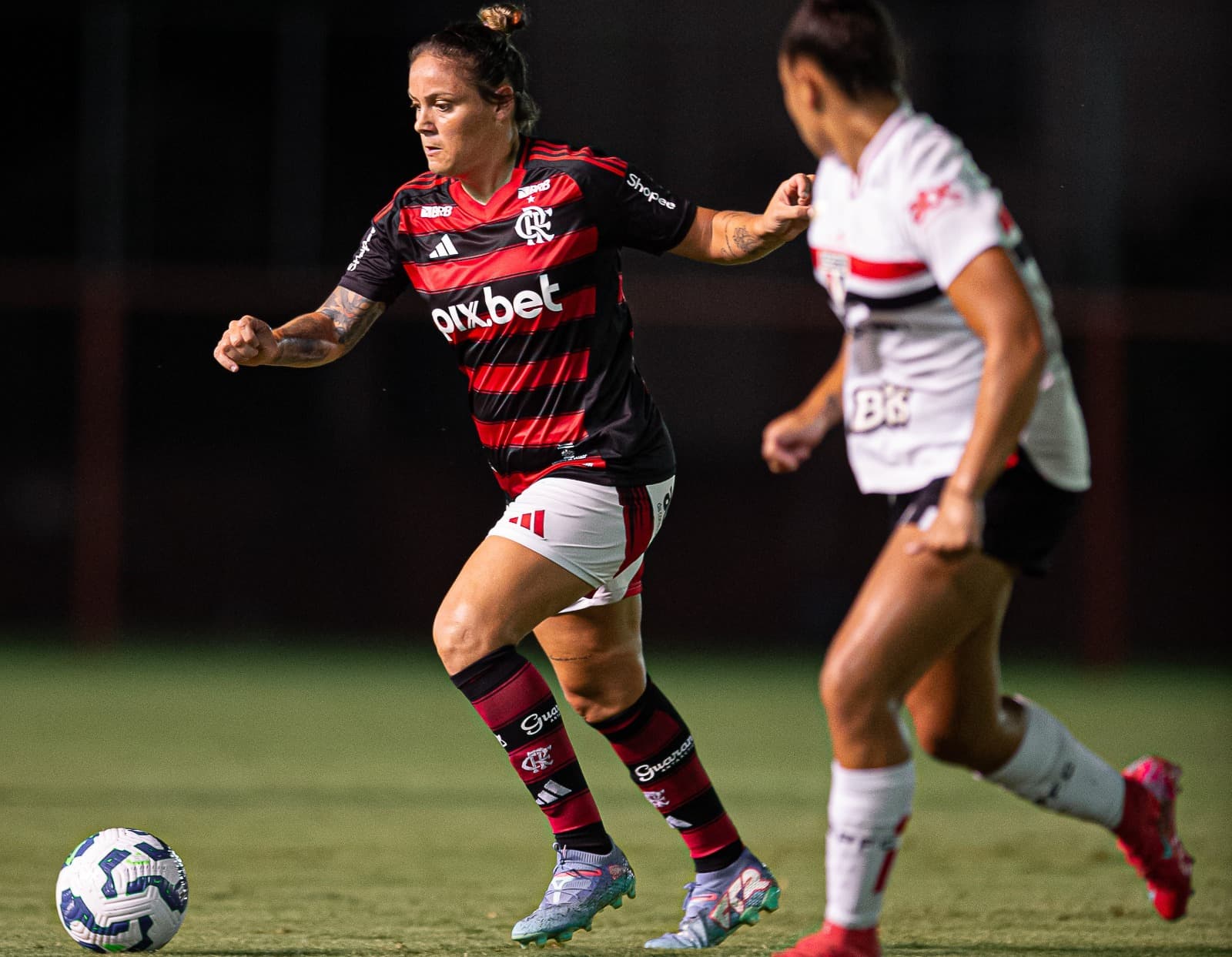 Glaucia conduz a bola contra marcadora do São Paulo