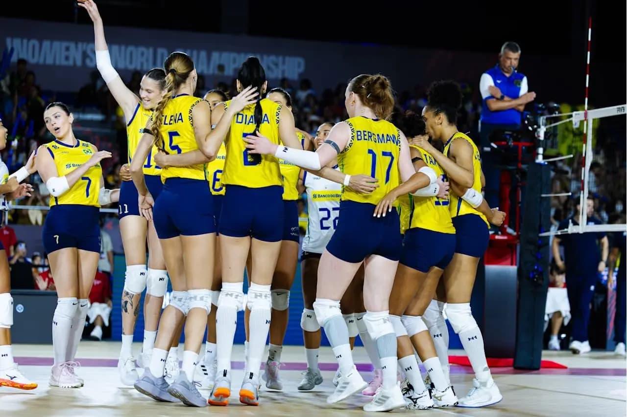 Jogadoras da Seleção Brasileira comemoram vitória sobre a Grécia abraças na quadra