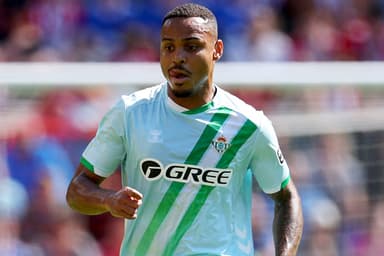 Natan observa companheiros enquanto tenta jogada em amistoso do Betis contra o Sunderland, na pré-temporada