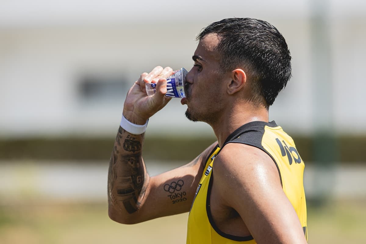 Reinier bebe água em treino pelo Atlético-MG