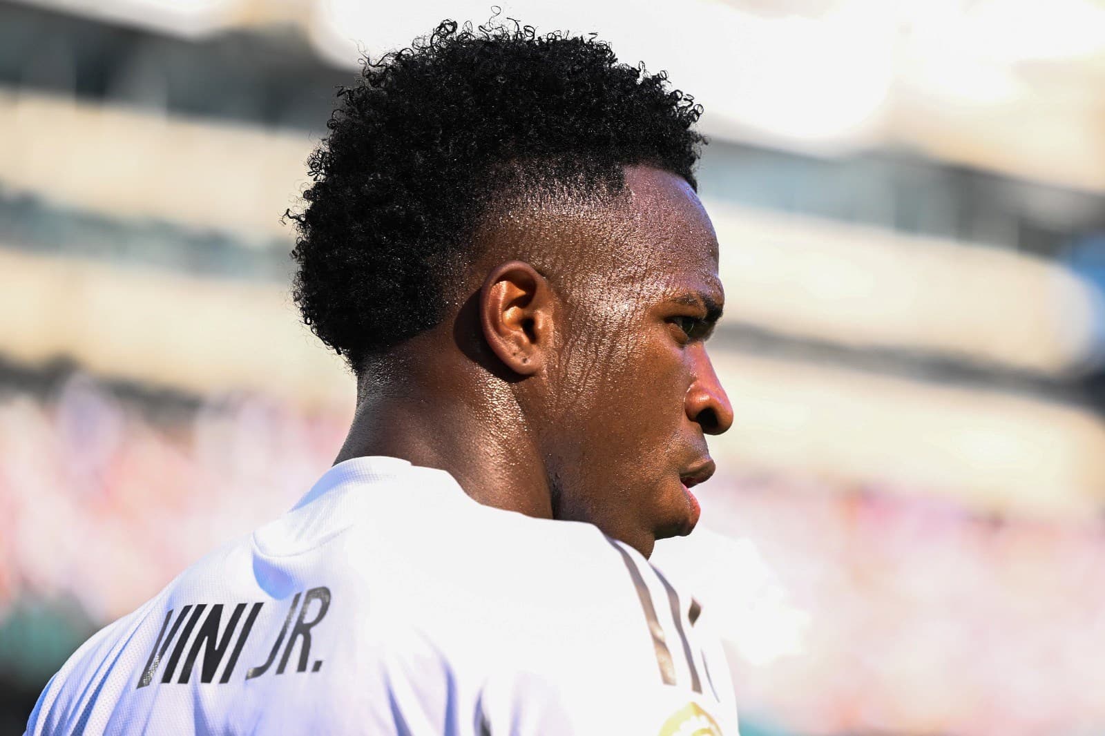 Vinícius Júnior, do Real Madrid, observa durante a partida das quartas de final da Copa do Mundo de Clubes da FIFA 2025 entre Real Madrid CF e Borussia Dortmund no MetLife Stadium em 5 de julho de 2025 em East Rutherford, Nova Jersey.