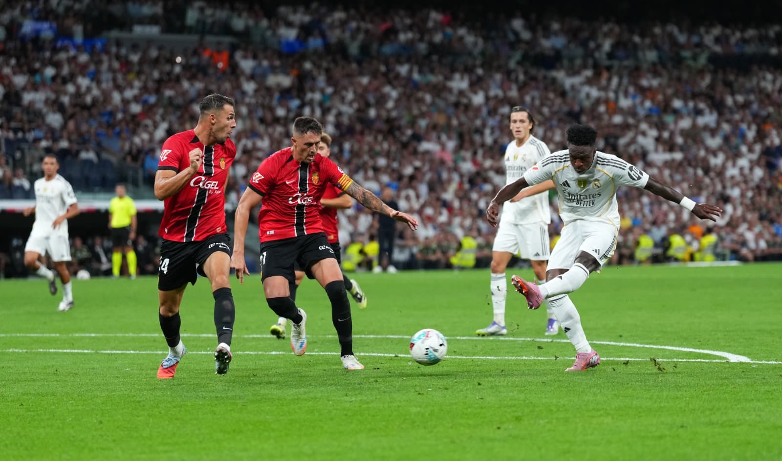 Vinicius Junior, do Real Madrid, marca o segundo gol de sua equipe durante a partida da LaLiga EA Sports entre Real Madrid CF e RCD Mallorca no Estádio Santiago Bernabeu em 30 de agosto de 2025 em Madri, Espanha.