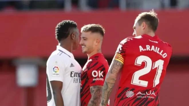 Vini Jr e Maffeo se encarando em Mallorca x Real Madrid, em 2023