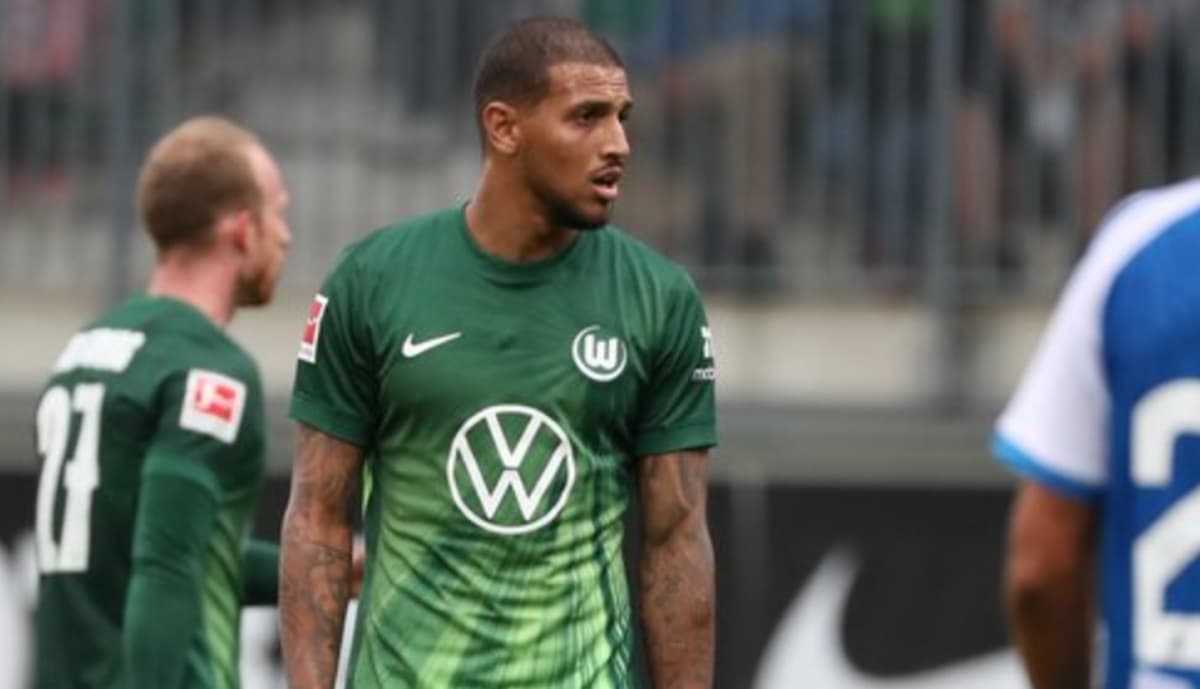 Vinícius Souza ex-Flamengo em jogo do Wolfsburg