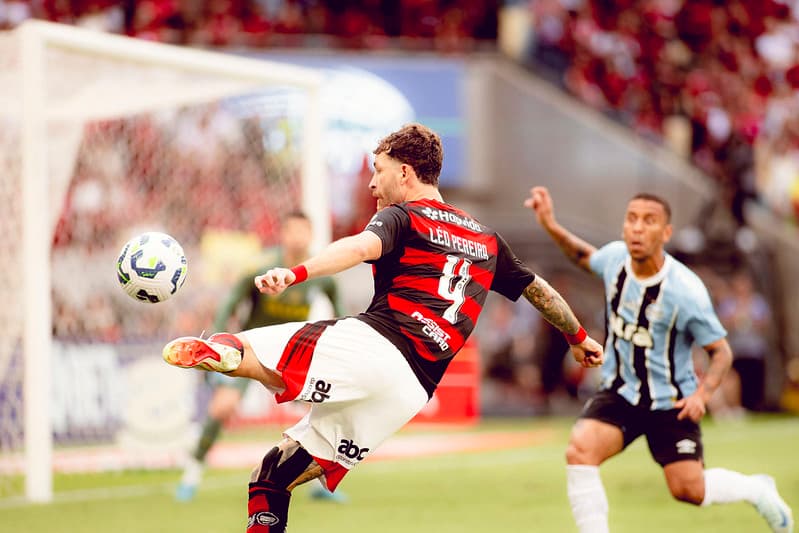 Léo Pereira cruza bola durante jogo entre Flamengo e Grêmio, no Maracanã, pelo Brasileirão