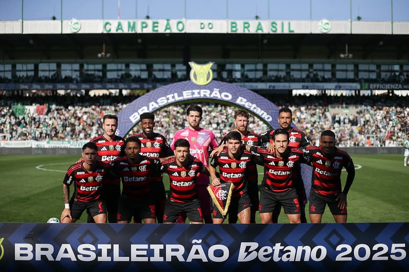 Time do Flamengo perfilado antes de jogo do Brasileirão; Ayrton Lucas, Allan e Léo Pereira em campo