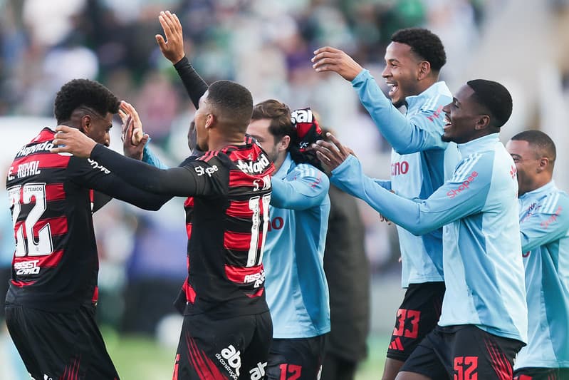 Jogadores do Flamengo comemoram com Emerson Royal pelo gol marcado pelo lateral contra o Juventude, pelo Brasileirão