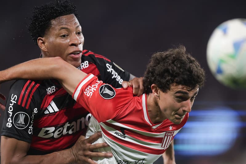 Gonzalo Plata divide bola com jogador do Estudiantes no jogo de ida, no Maracanã