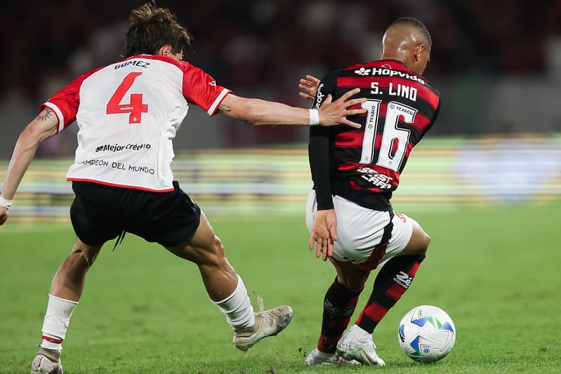 Samuel Lino entorta marcação de Román Gómez em Flamengo x Estudiantes, pela Libertadores