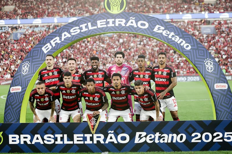 Time do Flamengo perfilado antes de jogo do Brasileirão