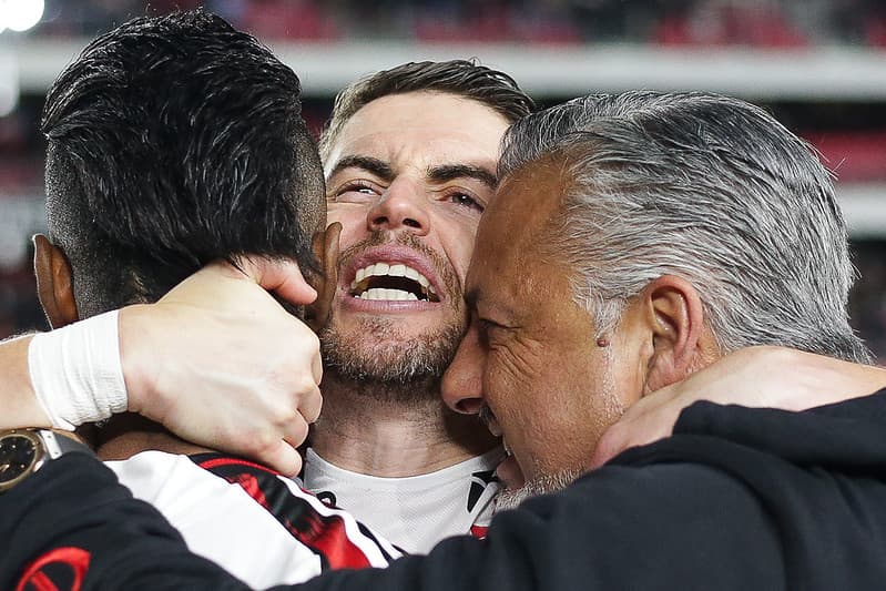 Jorginho abraça Bruno Henrique e José Boto para comemorar classificação do Flamengo sobre Estudiantes na Libertadores