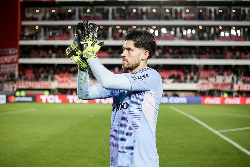 Rossi aplaude torcida do Flamengo após classificação contra o Estudiantes na Copa Libertadores