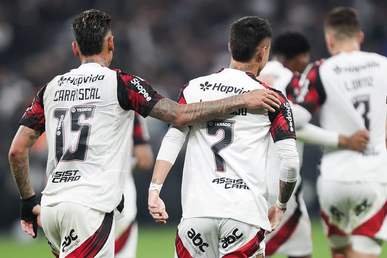 Carrascal, Luiz Araújo e Léo Ortiz comemoram gol pelo Flamengo