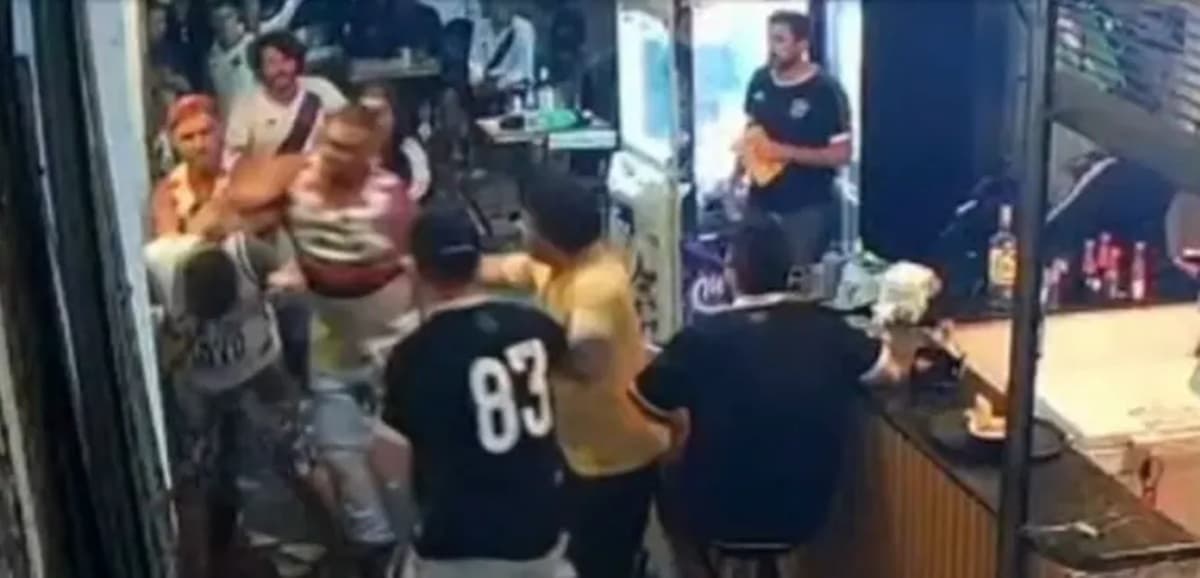 Imagens de câmeras de segurança mostram agressões contra vascaínos em bar