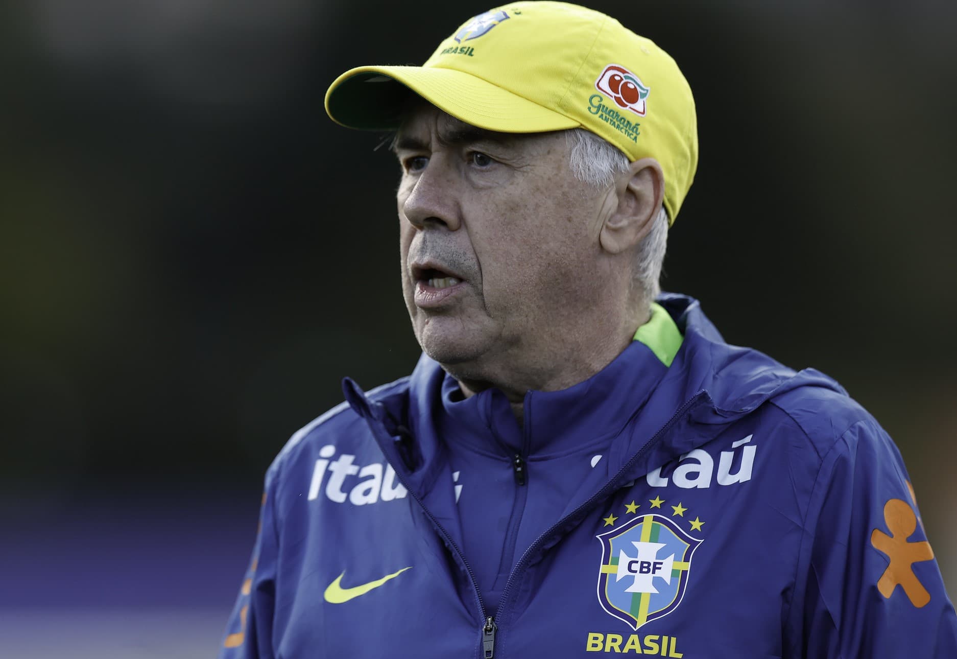 Ancelotti dá instruções durante treinamento da Seleção Brasileira na Granja Comary