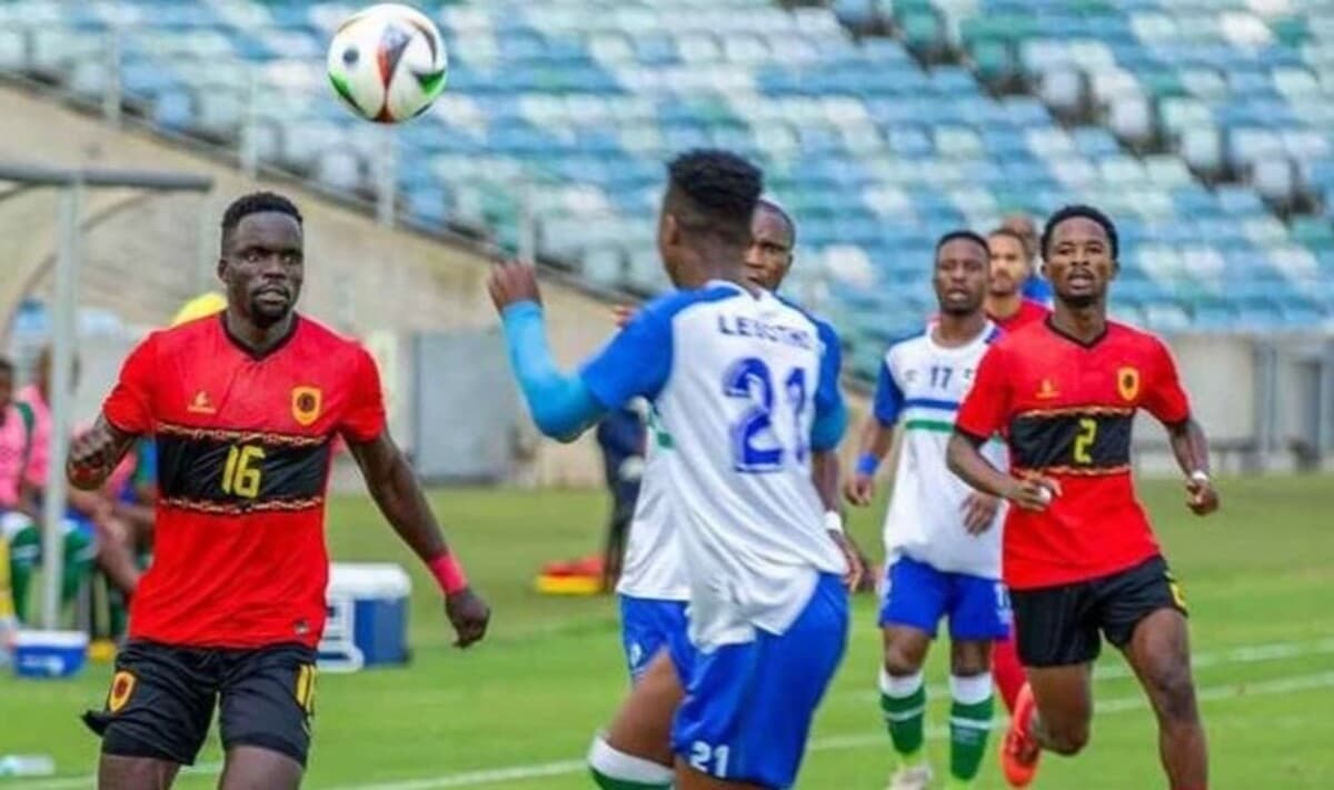 Jogadores de Angola e Líbia disputam a bola em partida das Eliminatórias para a Copa do Mundo