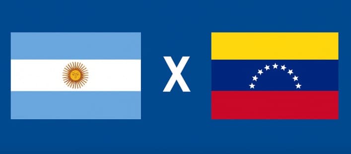 Bandeiras da Argentina e da Venezuela lado a lado com um X centralizado em fundo azul, representando o confronto das Eliminatórias da Copa do Mundo 2026