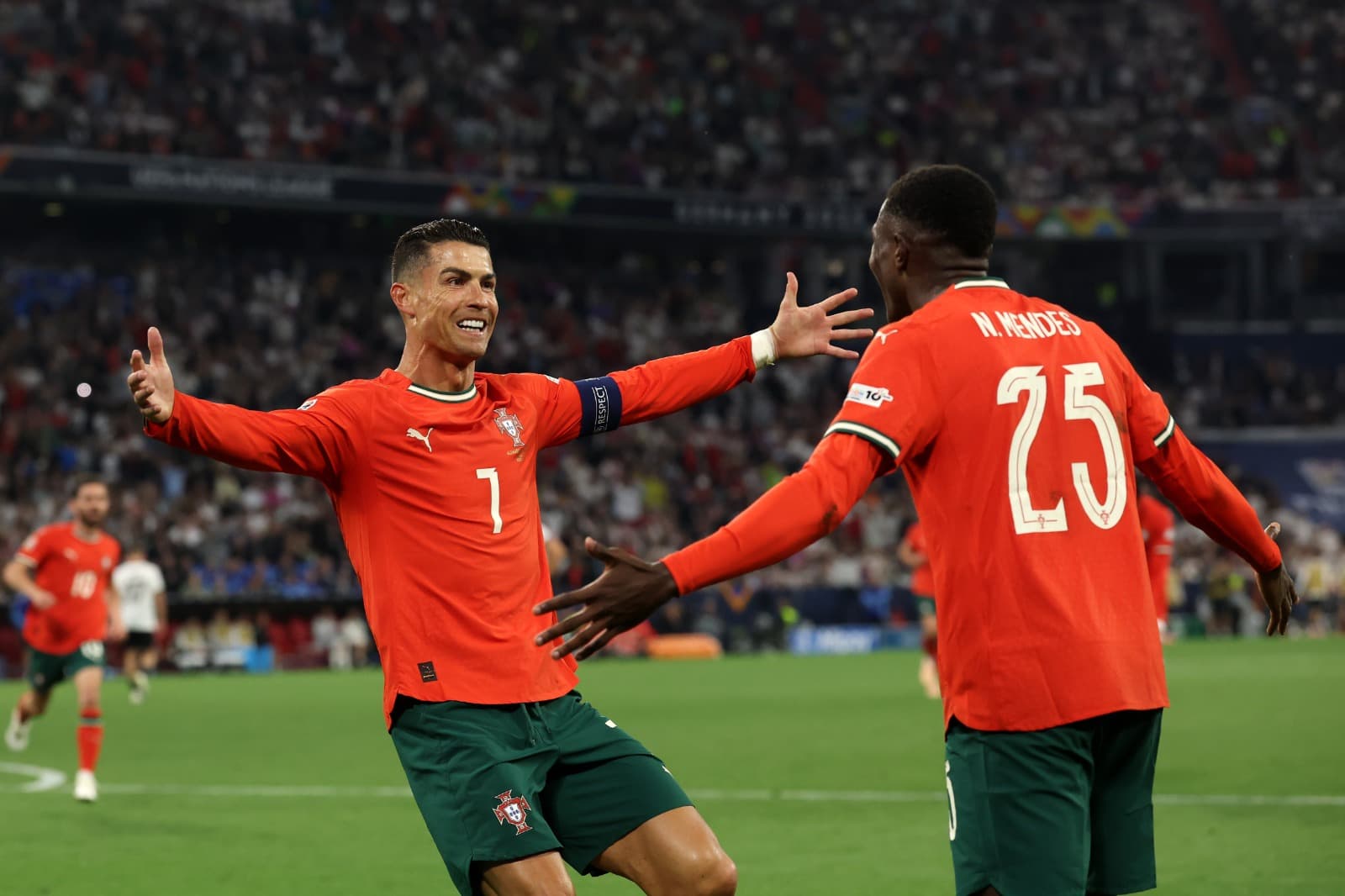 Cristiano Ronaldo corre para abraçar Nuno Mendes após gol pela Seleção de Portugal