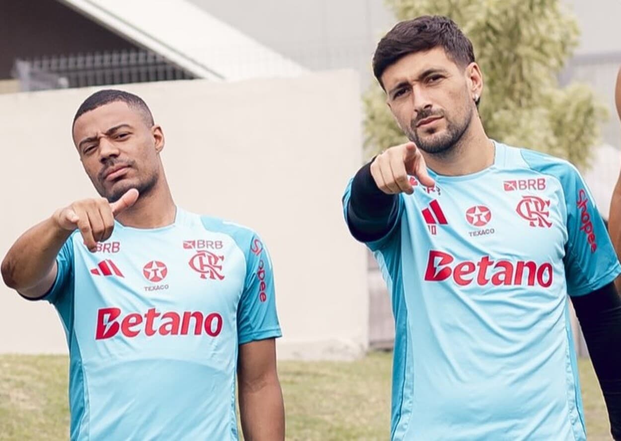 Arrascaeta e De La Cruz acenam para a câmera antes de treinamento no Ninho do Urubu