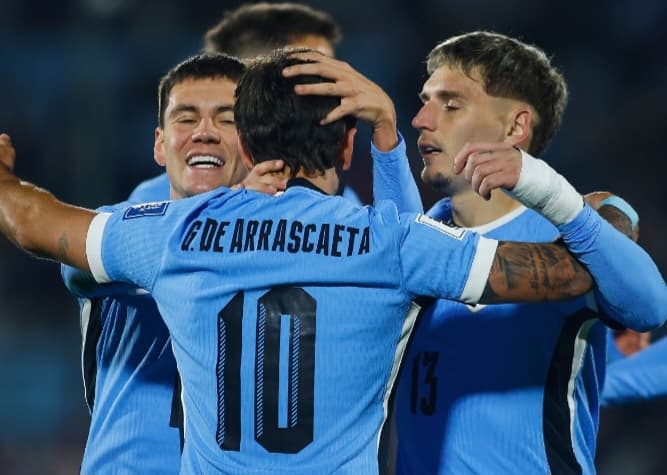 Arrascaeta e Varela se abraçando no Uruguai