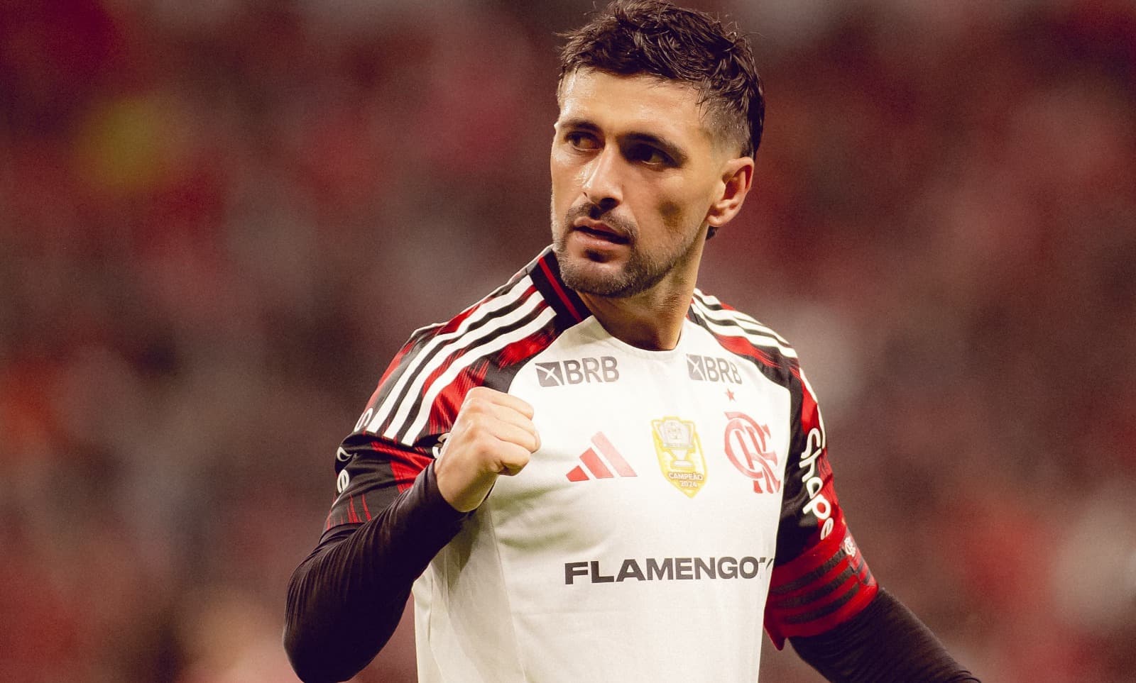 Com o Manto branco, Arrascaeta comemora gol Flamengo no Beira-Rio