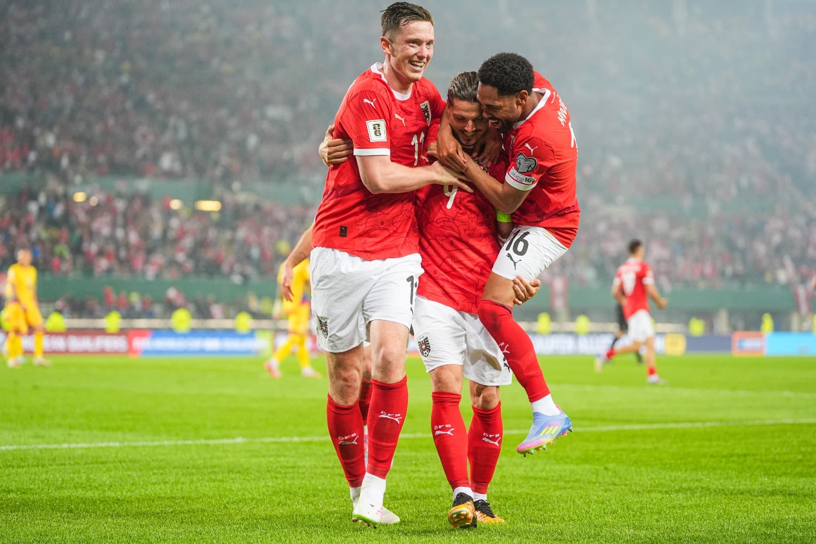 Jogadores da áustria comemoram gol nas Eliminatórias