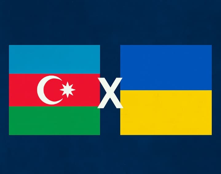 Bandeira do Azerbaijão à esquerda, com listras horizontais azul, vermelha e verde e símbolo de crescente e estrela, e bandeira da Ucrânia à direita, com duas faixas horizontais azul e amarela, separadas por um "X" branco central sobre fundo azul escuro