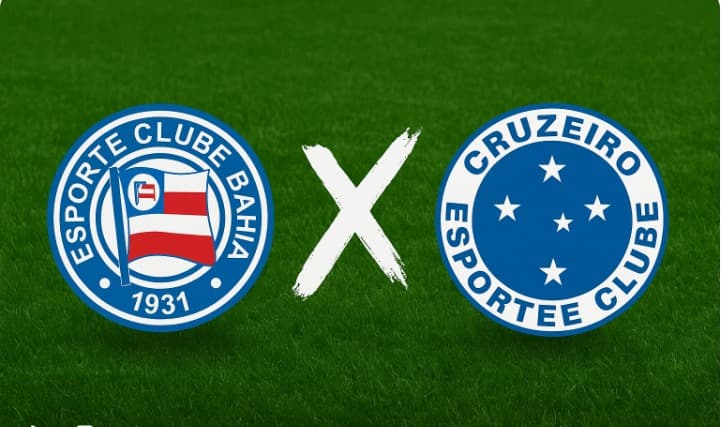 Arte digital com fundo de gramado verde, exibindo à esquerda o escudo do Esporte Clube Bahia (círculo azul com bandeira vermelha e branca ao centro, ano 1931 e nome do clube) e à direita o escudo do Cruzeiro (círculo azul com estrelas brancas representand