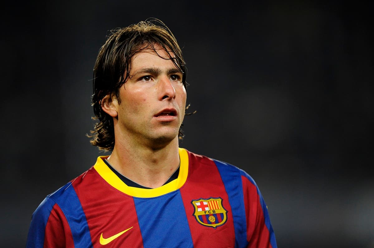 Maxwell olha para a torcida durante jogo entre Barcelona e Levante, por La Liga