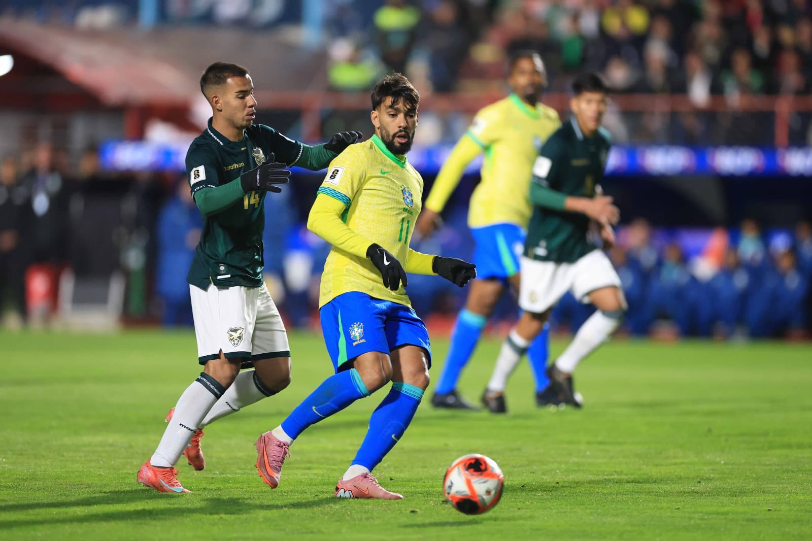 Lucas Paquetá dá passe durante Bolívia x Brasil