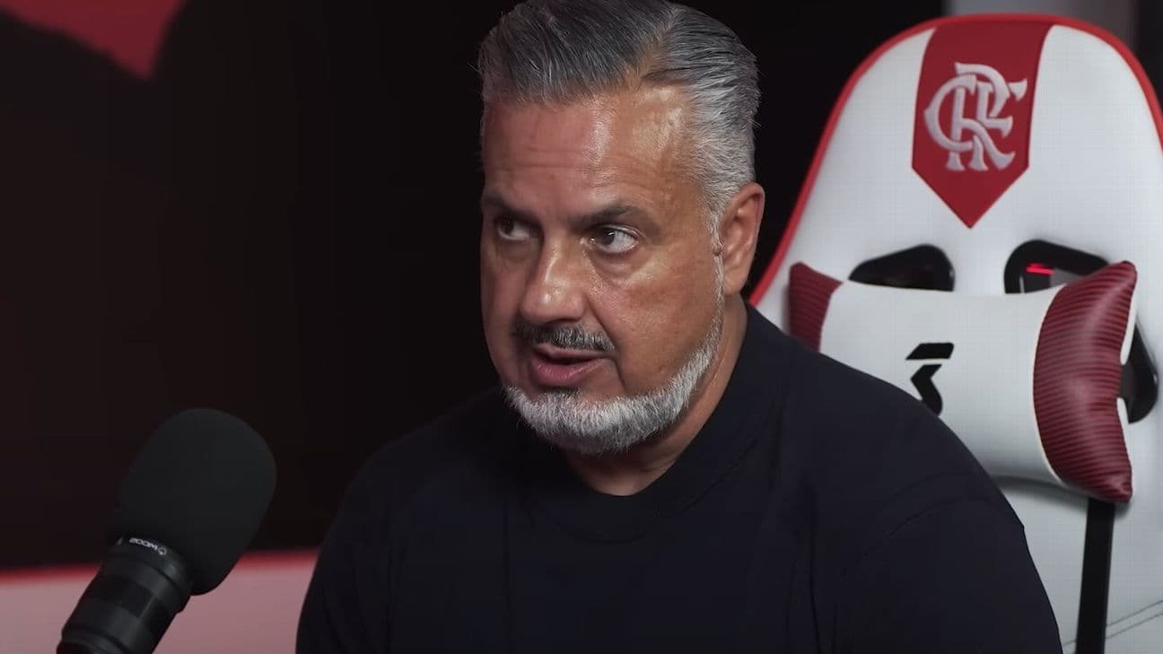 Boto sentado em cadeira gamer do Flamengo dá entrevista para a Flamengo TV