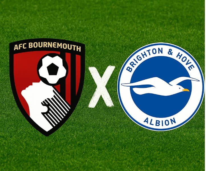 Arte digital com fundo de gramado verde, exibindo à esquerda o escudo do AFC Bournemouth (escudo vermelho e preto com jogador cabeceando uma bola) e à direita o escudo do Brighton & Hove Albion (círculo azul e branco com uma gaivota em voo). No centro, um