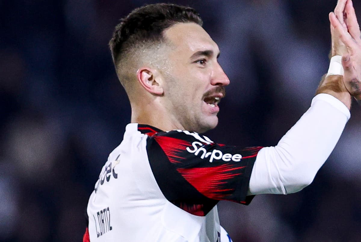 Léo Ortiz cumprimenta Léo Pereira após gol do Flamengo sobre o Bragantino