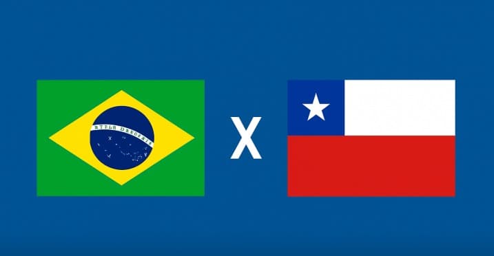 Bandeiras do Brasil e do Chile lado a lado, fundo azul e um X branco no centro representando confronto pelas Eliminatórias da Copa do Mundo