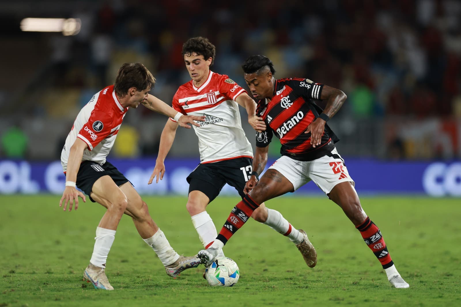 Bruno Henrique contra dois marcadores do Estudiantes no Maracanã