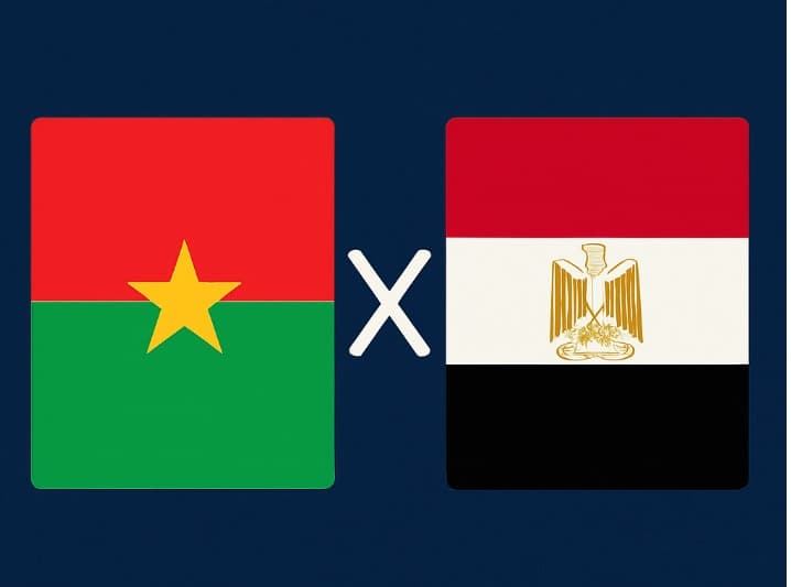 Bandeira de Burkina Faso à esquerda e bandeira do Egito à direita, separadas por um "X" branco central sobre fundo azul escuro