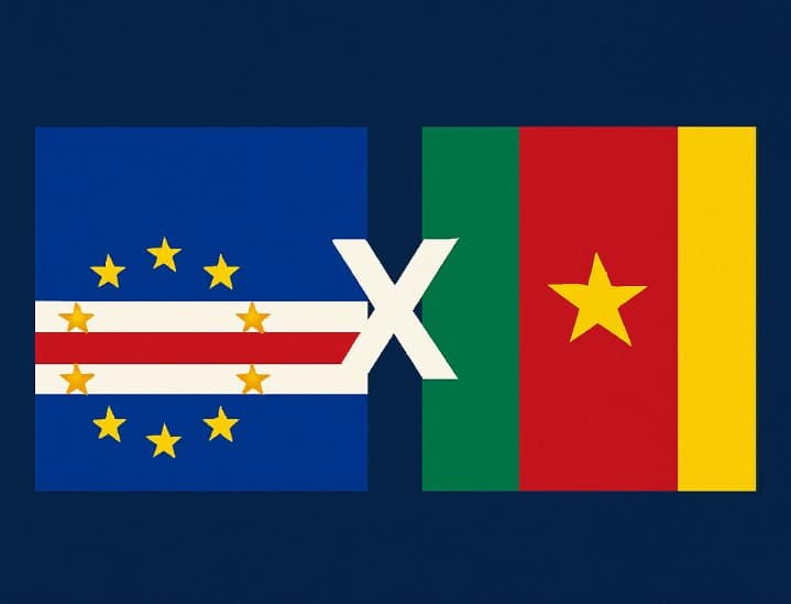Bandeira de Cabo Verde à esquerda e bandeira de Camarões à direita, separadas por um "X" branco central sobre fundo azul escuro