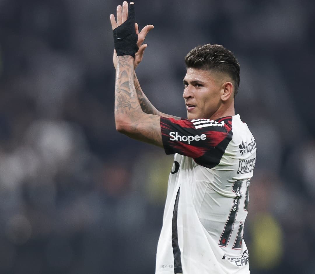 Carrascal aplaude após Corinthians X Flamengo
