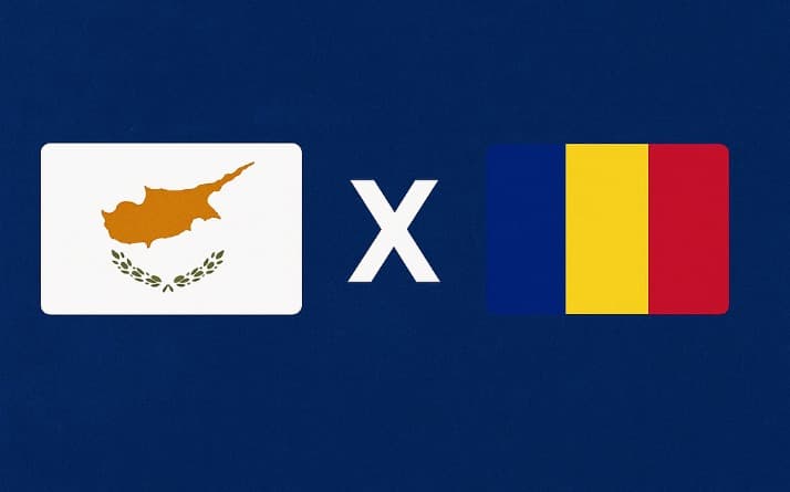 Arte digital com fundo azul, exibindo à esquerda a bandeira de Chipre (com mapa laranja e ramos de oliveira verdes sobre fundo branco) e à direita a bandeira da Romênia (com listras verticais azul, amarela e vermelha). Entre as duas bandeiras, um grande '