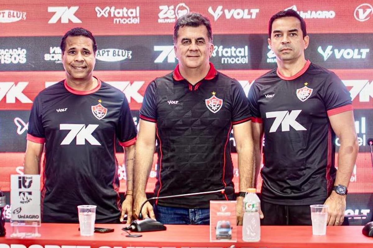 Cleber dos Santos durante apresentação no Vitória