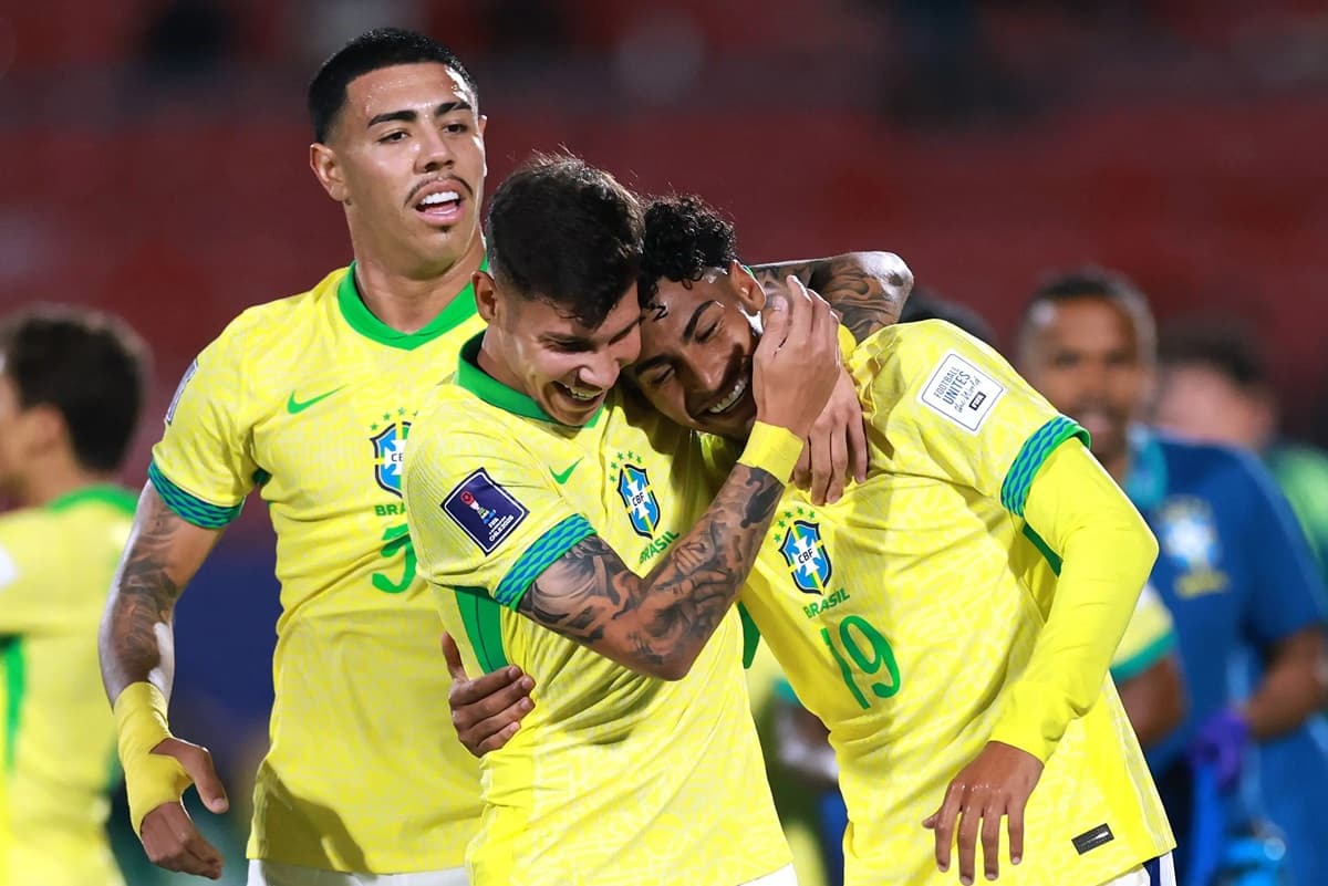 Iago comemora gol do Brasil com companheiros de Seleção contra o México