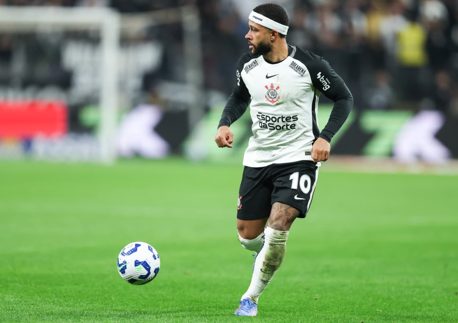 Memphis Depay, do Corinthians, controla a bola durante uma partida do Brasileirão 2025 entre Corinthians e Bragantino na Neo Química Arena em 13 de julho de 2025 em São Paulo, Brasil.