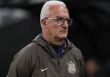 Dorival Júnior, com expressão séria, acompanha atuação do Corinthians na beira do campo