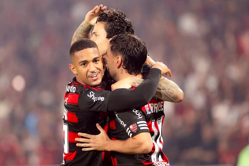 Samuel Lino, Pedro e Arrascaeta se abraçam após gol do Flamengo