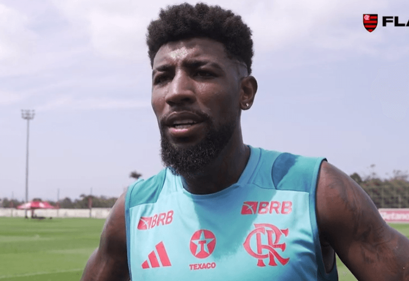 Emerson Royal concede entrevista à Flamengo TV antes de treino do Flamengo no Ninho do Urubu