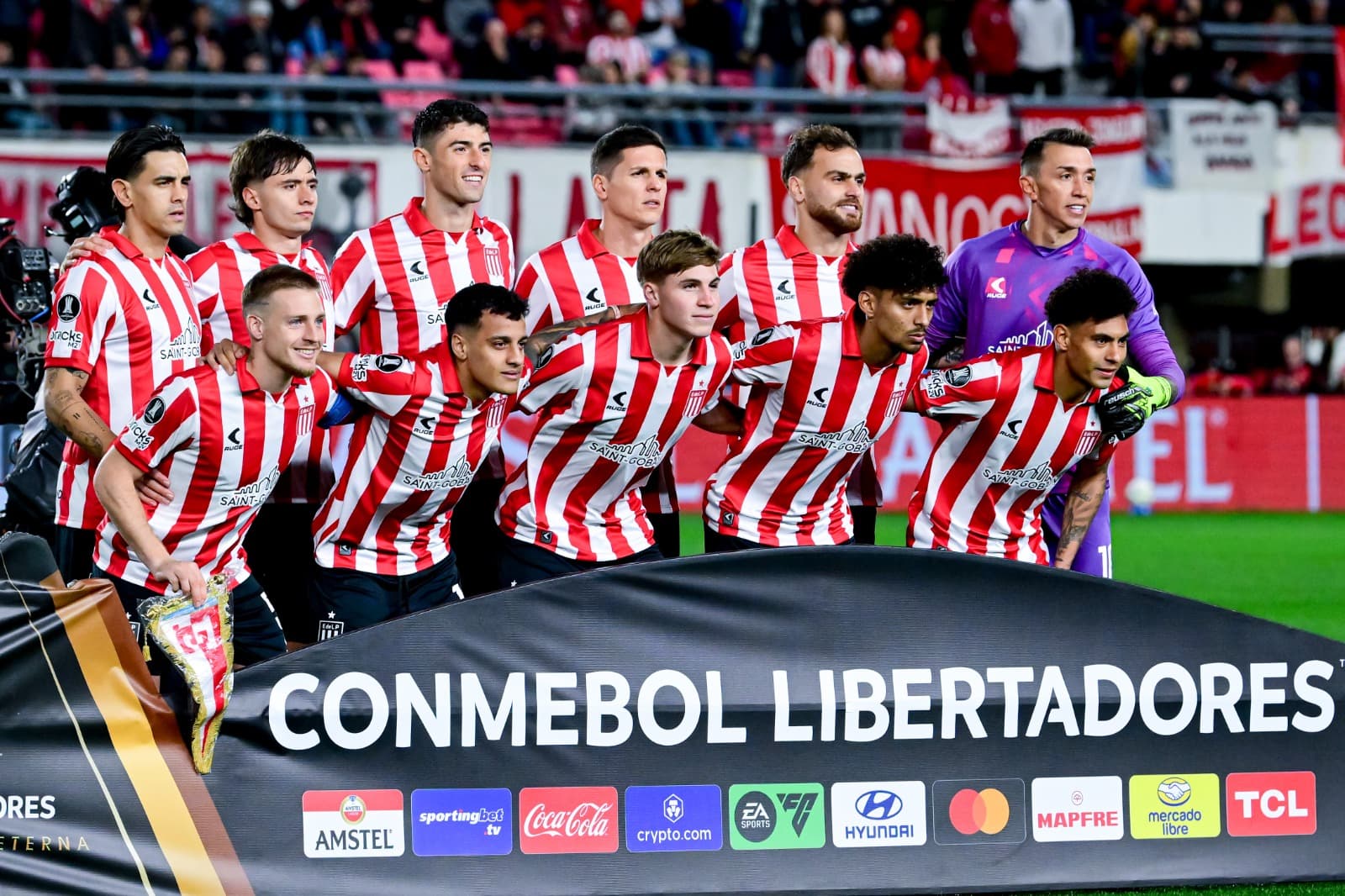 Time do Estudiantes posa para foto antes de jogo da Libertadores