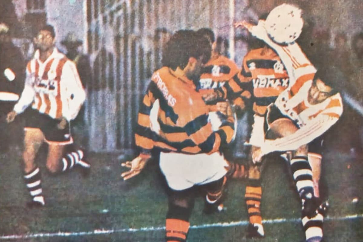 Jogadores de Flamengo e Estudiantes disputam a bola no último jogo entre os dois times, em 1994